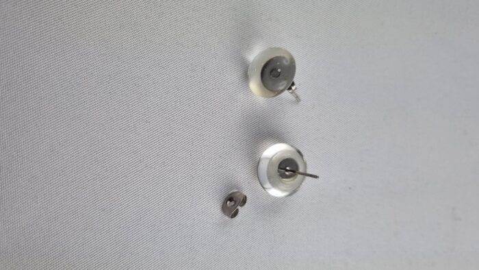 Ohrstecker aus klarem Glas und Edelstahl - vorne rund, hinten flach mit Ohrmutter zu verschließen