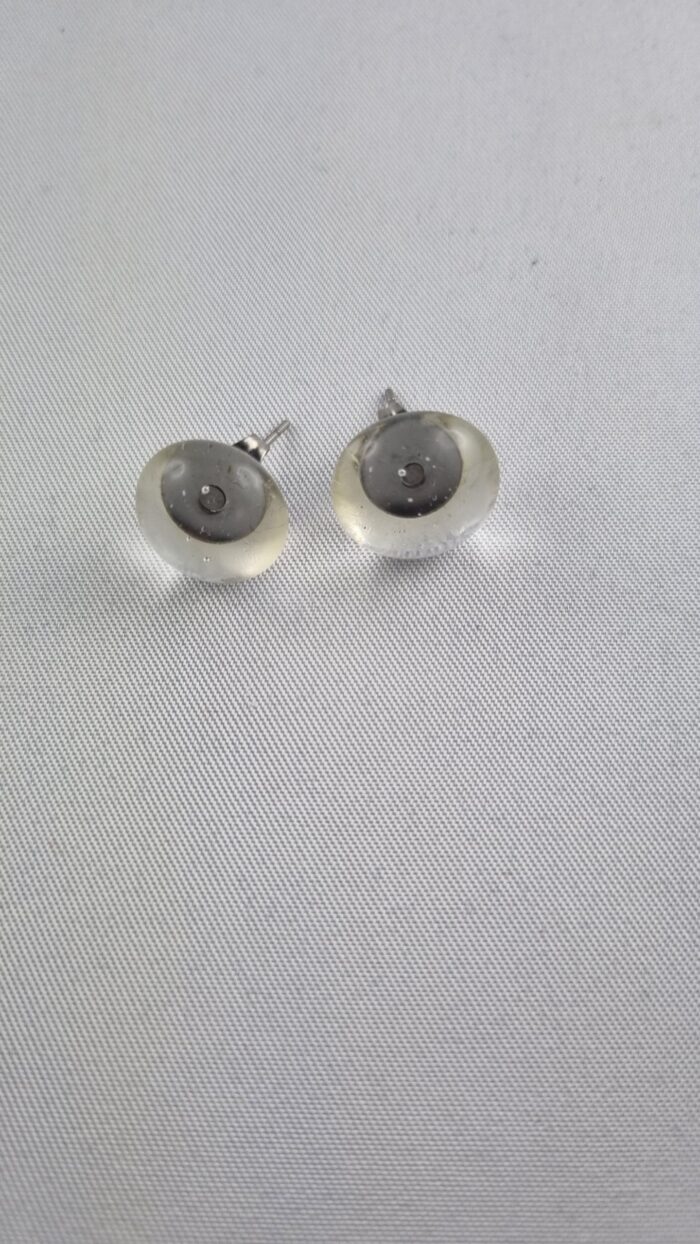 Ohrstecker aus klarem Glas und Edelstahl - vorne rund, hinten flach mit Ohrmutter zu verschließen