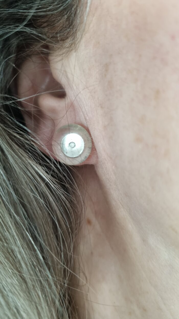 Ohrstecker aus klarem Glas und Edelstahl - vorne rund, hinten flach mit Ohrmutter zu verschließen, Tragefoto
