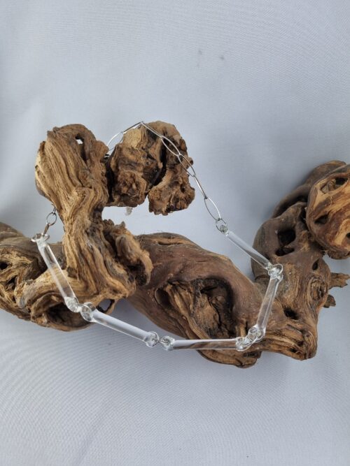 Silberkette mit 5 klaren Stäbchen aus Glas auf Ast