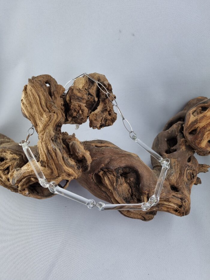Silberkette mit 5 klaren Stäbchen aus Glas auf Ast