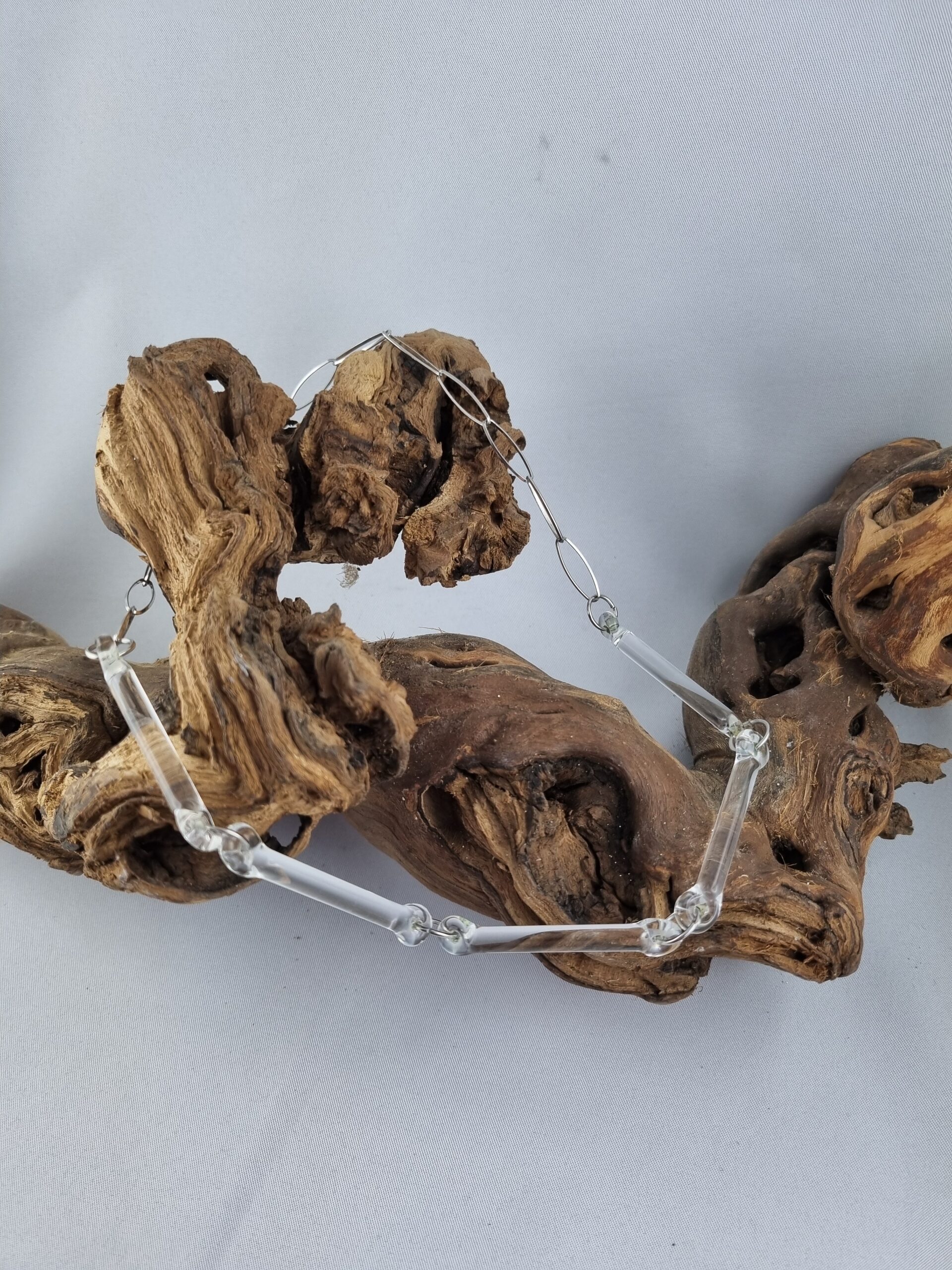 Silberkette mit 5 klaren Stäbchen aus Glas auf Ast