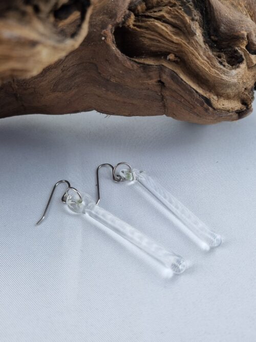 Ohrhaken Edelstahl mit klarem Glasstäbchen liegend