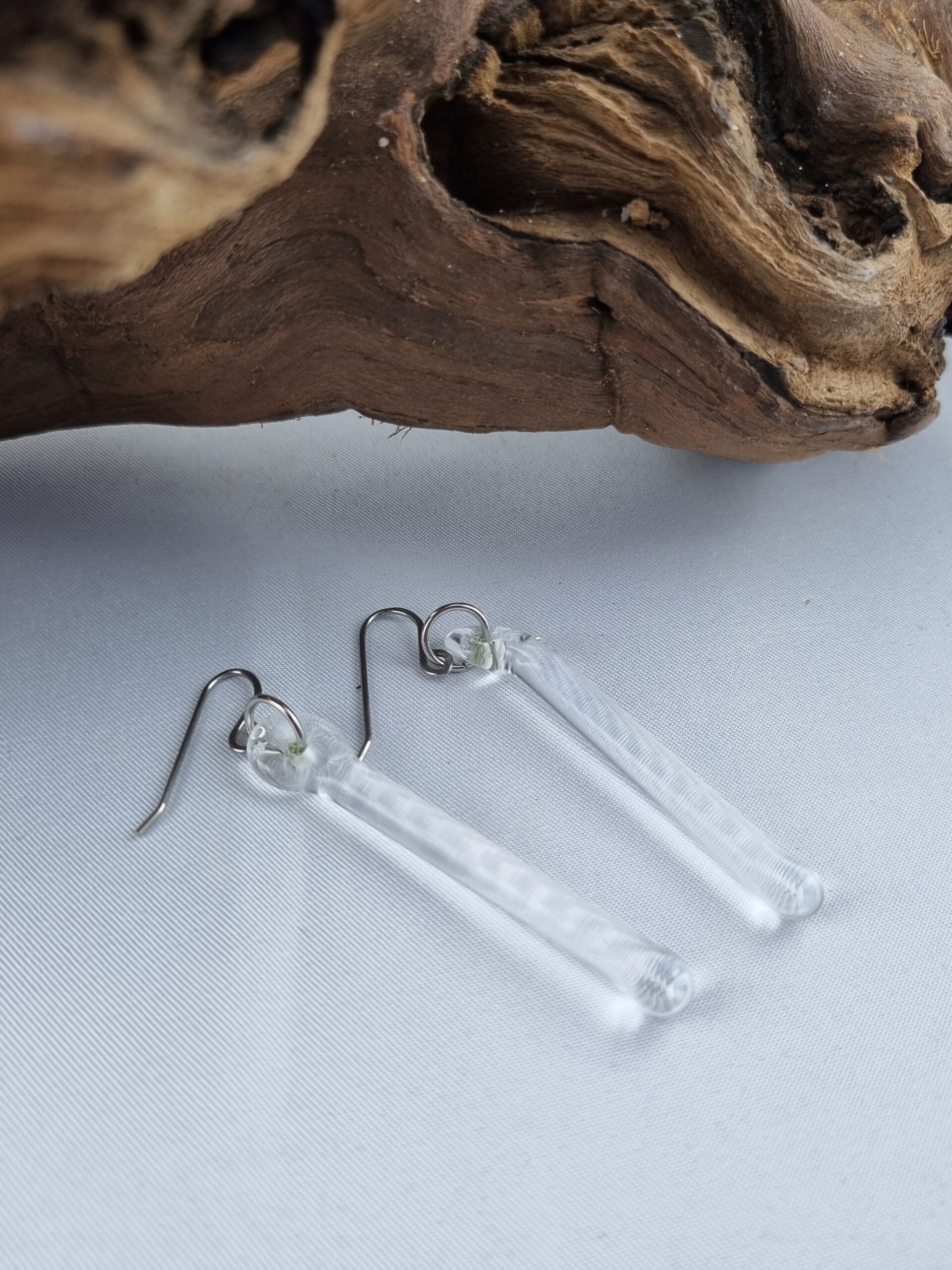 Ohrhaken Edelstahl mit klarem Glasstäbchen liegend