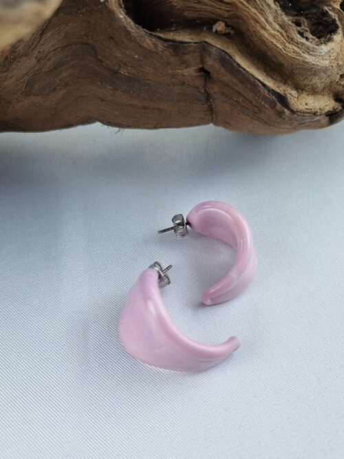 Ohrstecker Creole auf Edelstahlstäbchen rosa Glas Ansicht von vorne und hinten