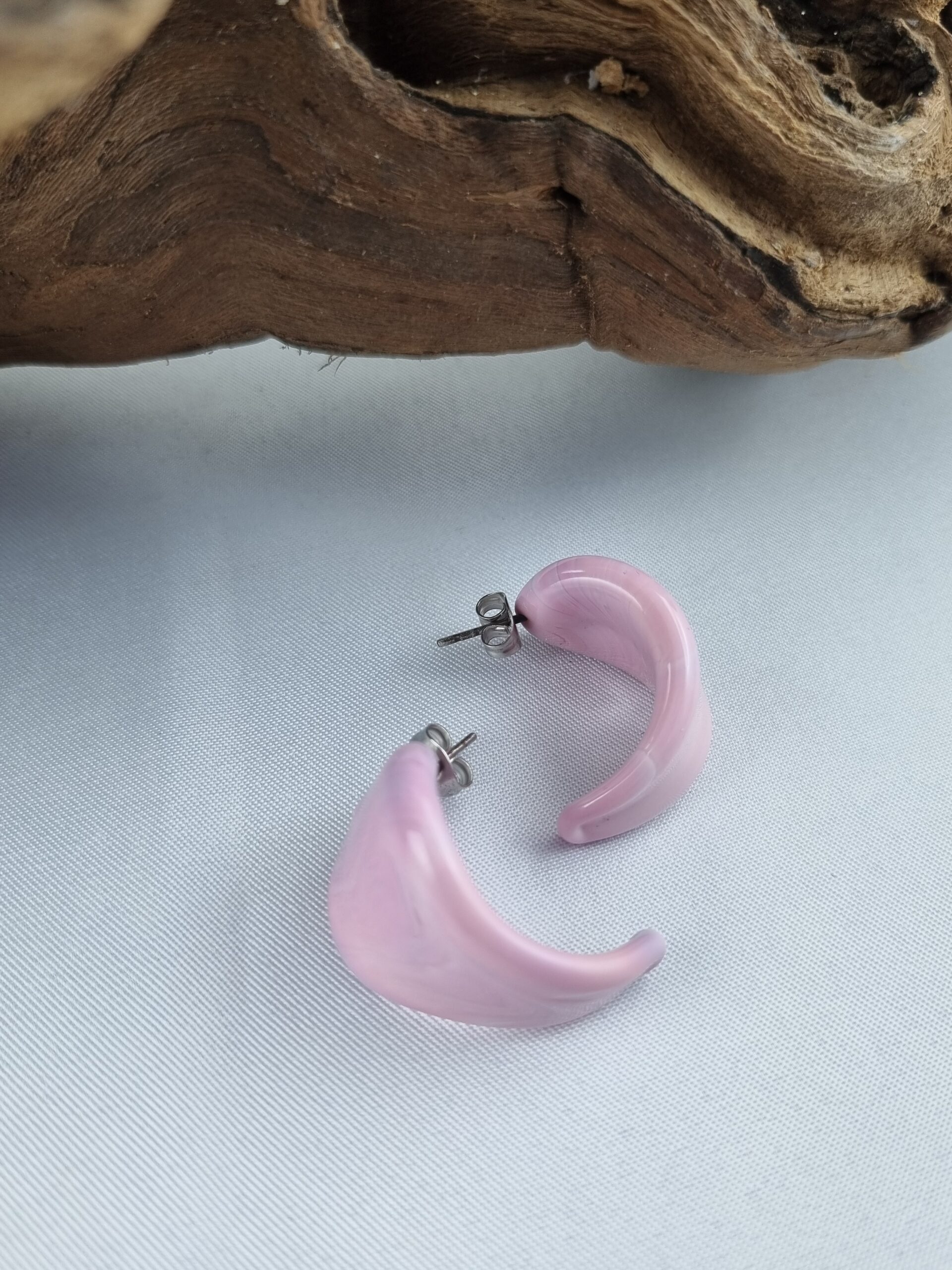 Ohrstecker Creole auf Edelstahlstäbchen rosa Glas Ansicht von vorne und hinten