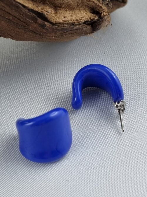Ohrstecker Creole auf Edelstahlstäbchen mittelblau leuchtendes Glas Ansicht von vorne und hinten