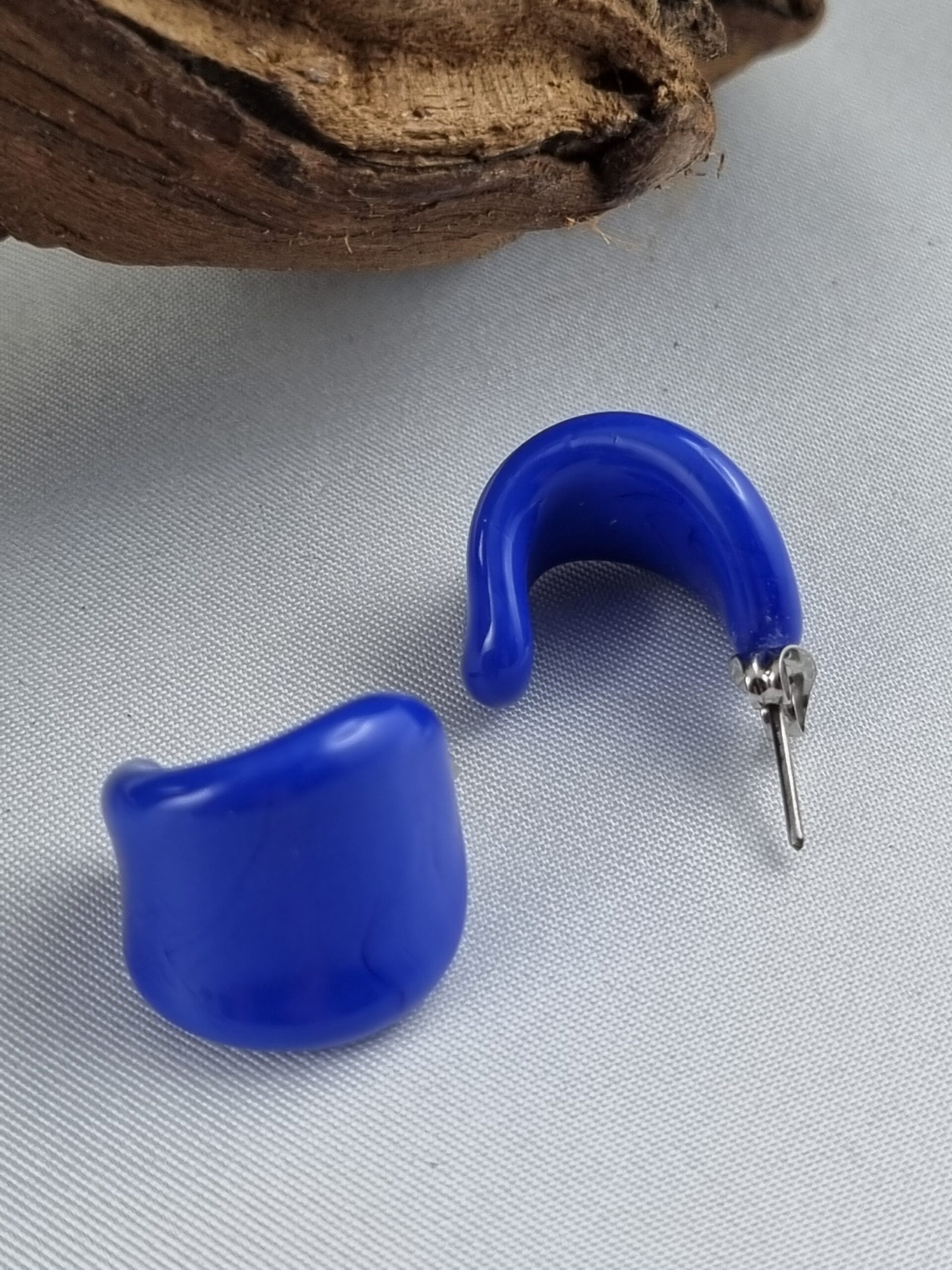 Ohrstecker Creole auf Edelstahlstäbchen mittelblau leuchtendes Glas Ansicht von vorne und hinten
