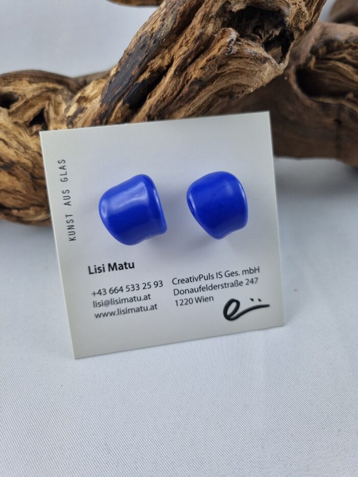 Ohrstecker Creolen leuchtend blaues Glas auf Karte