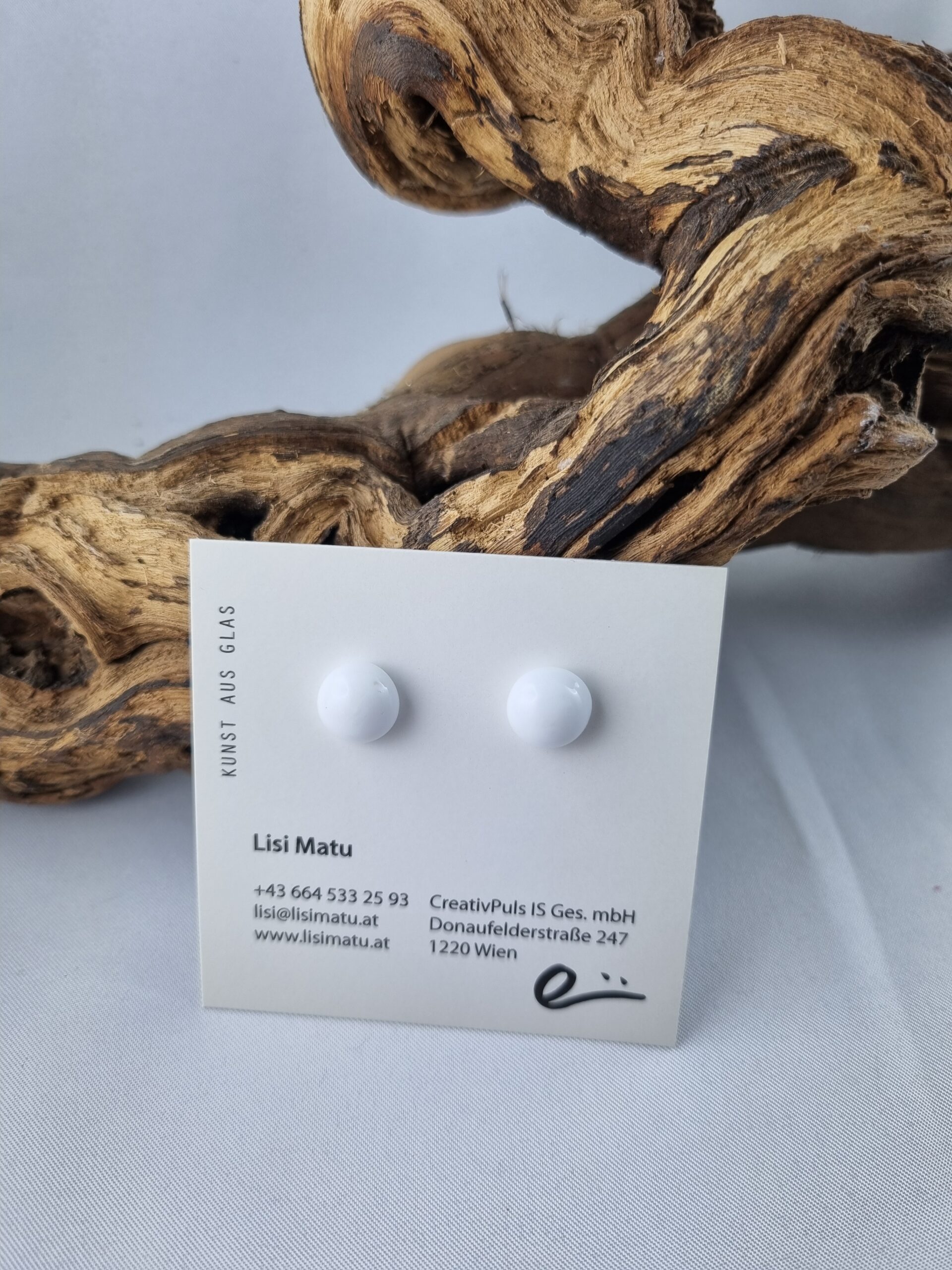 Ohrstecker aus weißem opaken Glas halbrund auf Karte