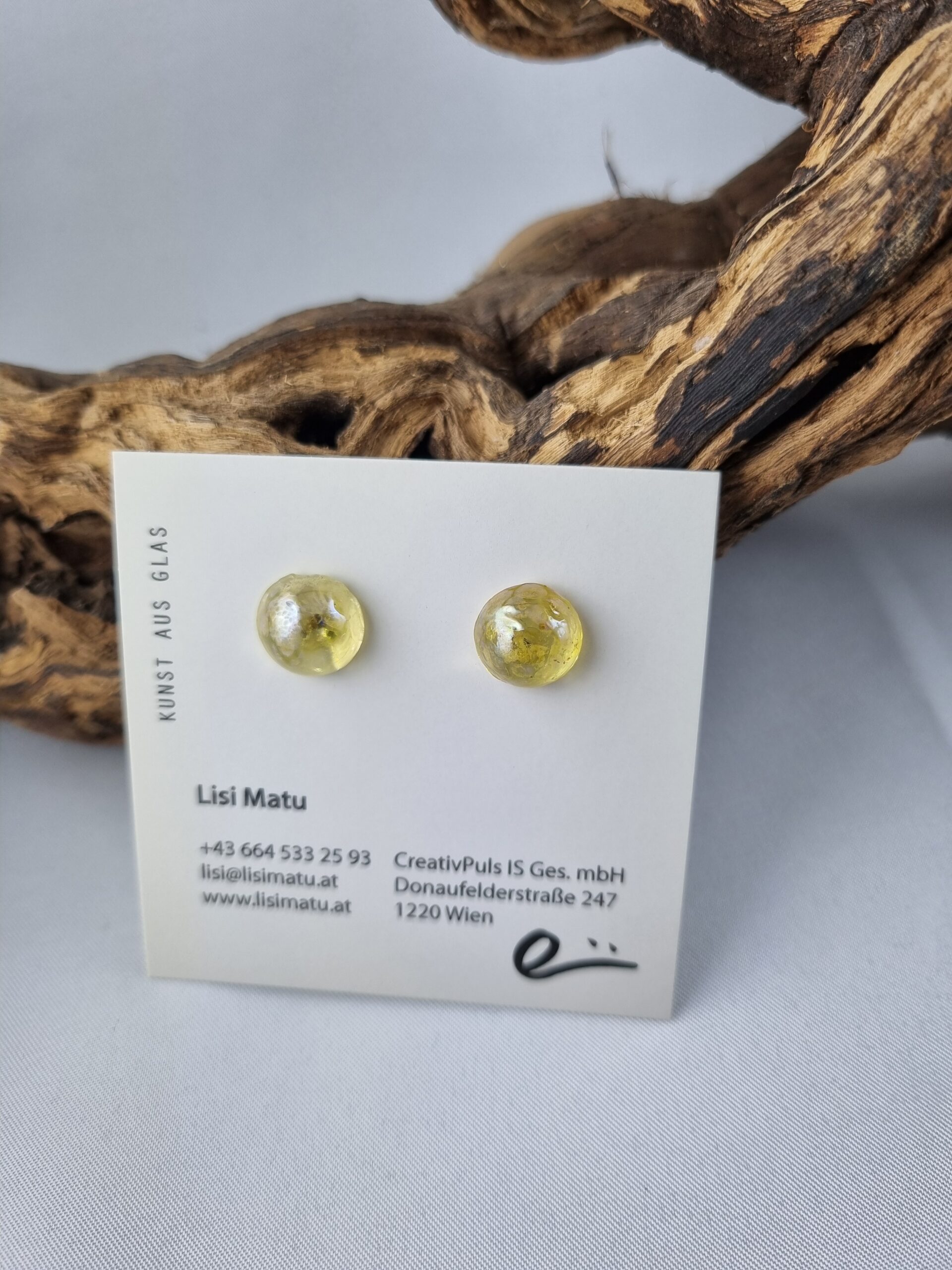 Ohrstecker gelbgolden glänzendes Glas auf Karte
