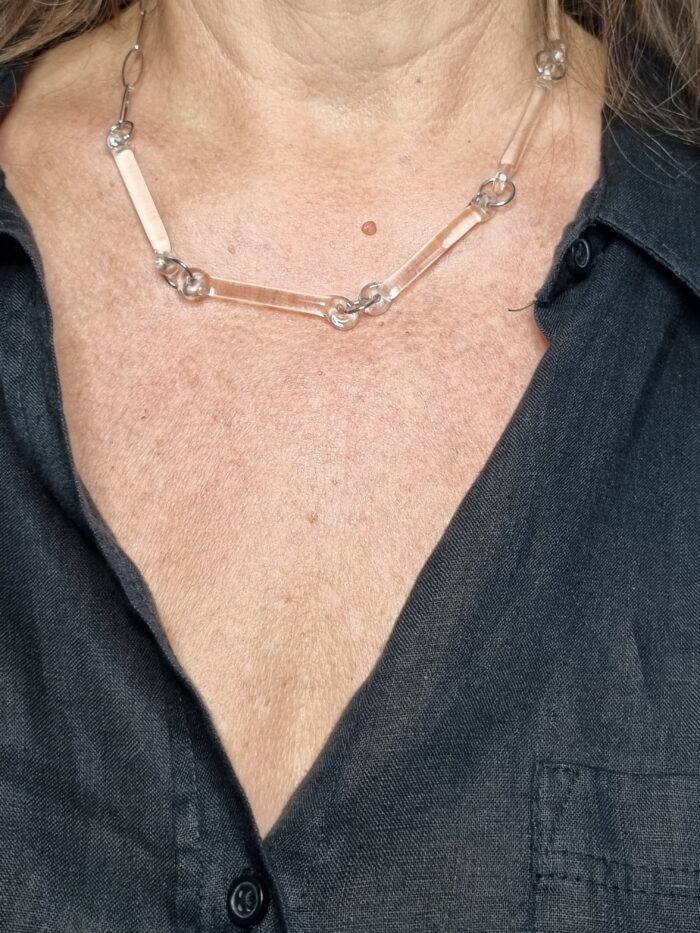 Silberkette mit 5 klaren Stäbchen aus Glas an einem Hals - Tragefoto mit schwarzer Bluse