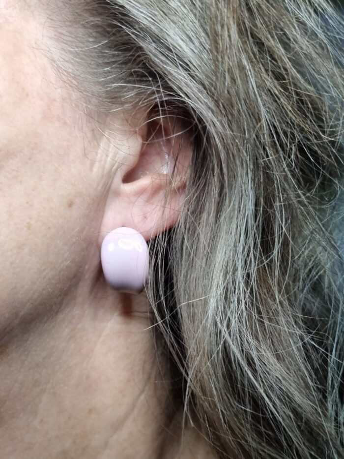 Ohrstecker Creole rosa opak Glas auf Ohr - Tragefoto