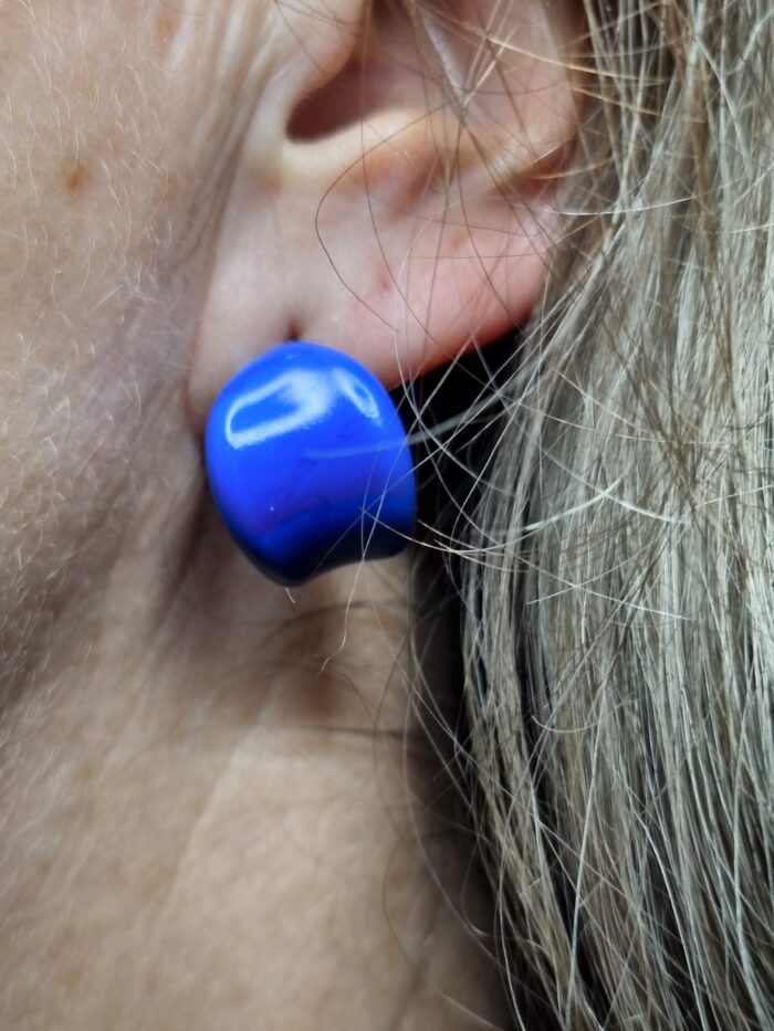 Ohrstecker Creole aus leuchtend blauem opakem Glas auf Ohr - Tragefoto