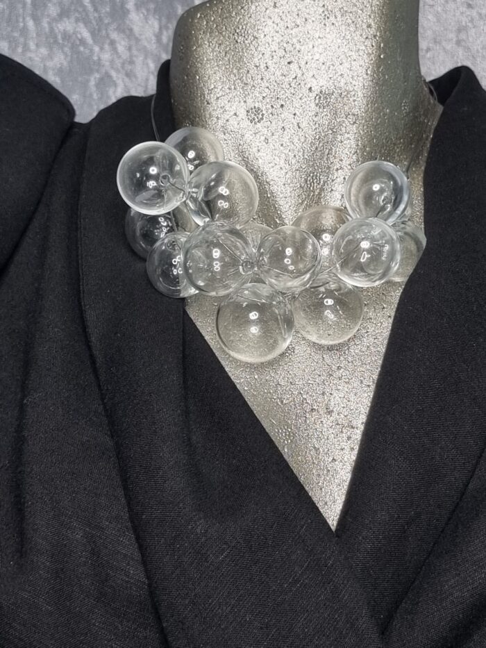 e Edelstahlseil mit 15 klaren runden Glas Hohlperlen auf Styroportorso schwarz bekleidet