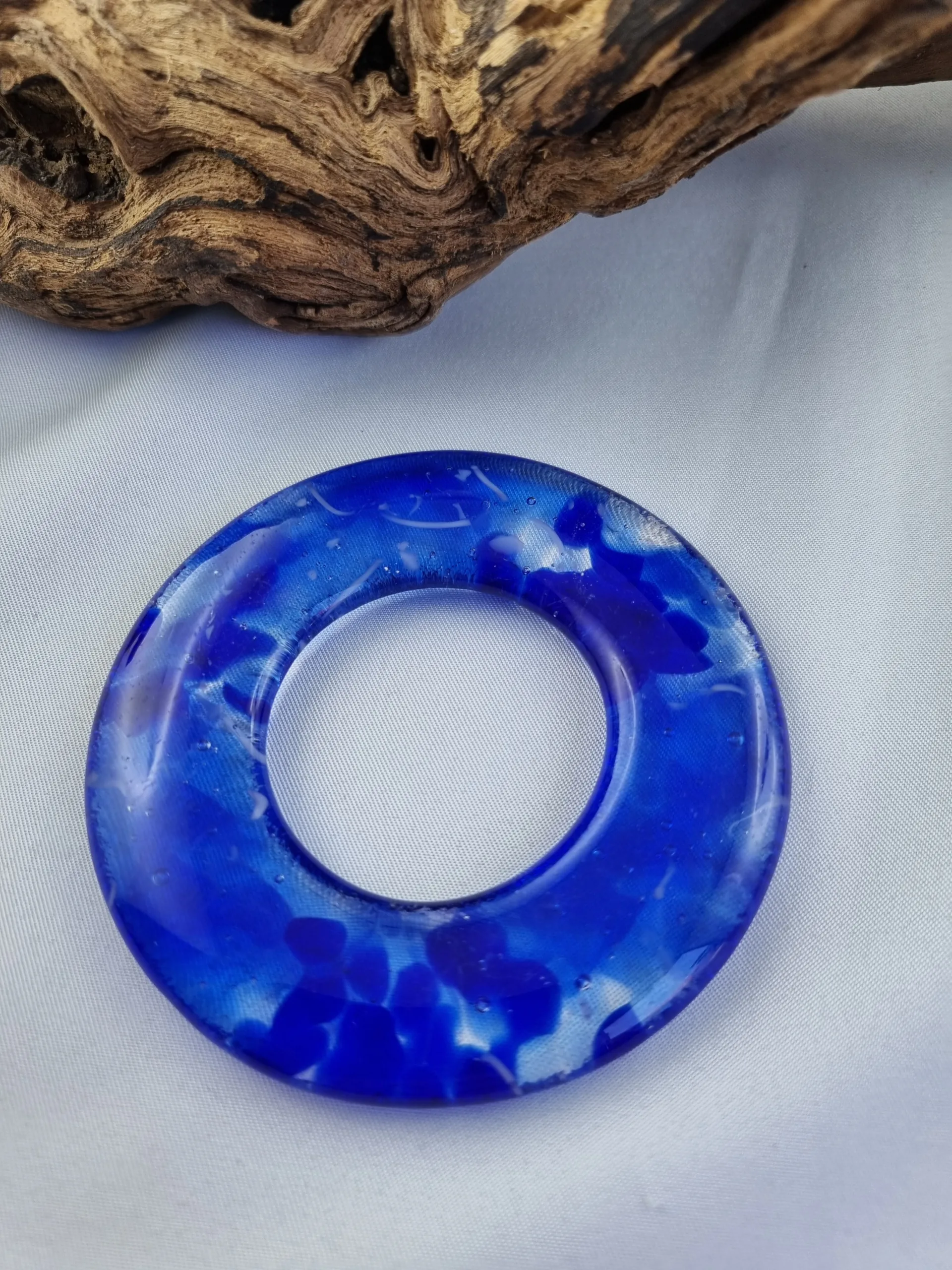 Serviettenring aus leuchtend blauen Gläsern
